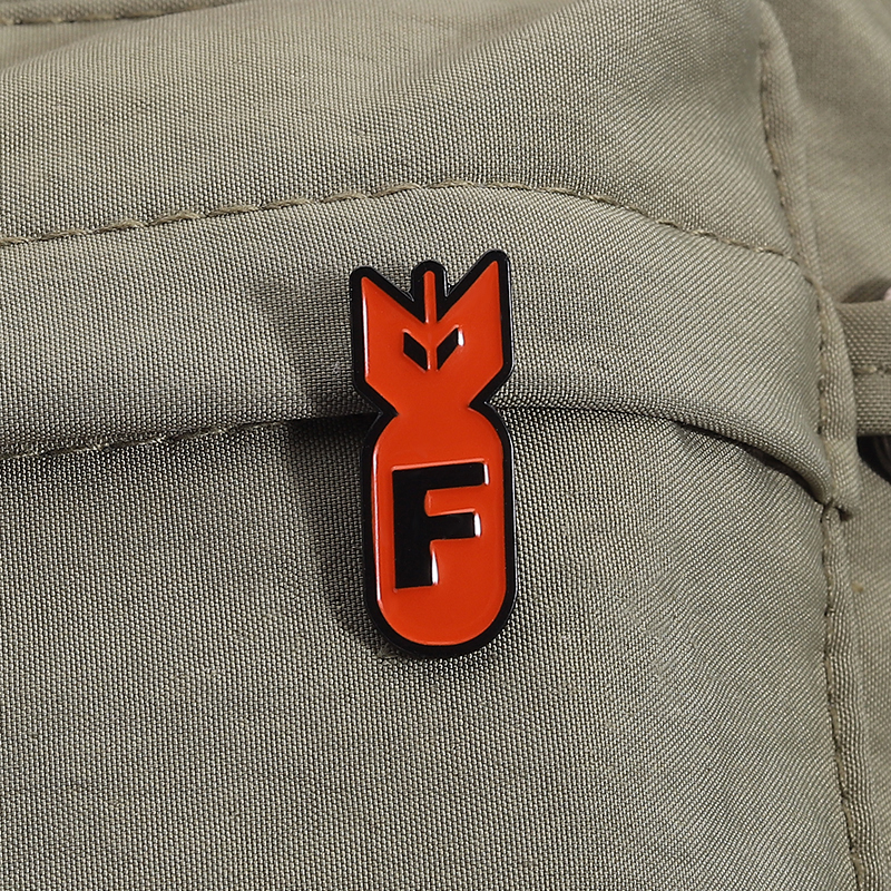 Cartoon Red Bomb F Logo Enamel - Party Games Bomb recensie en prijs
